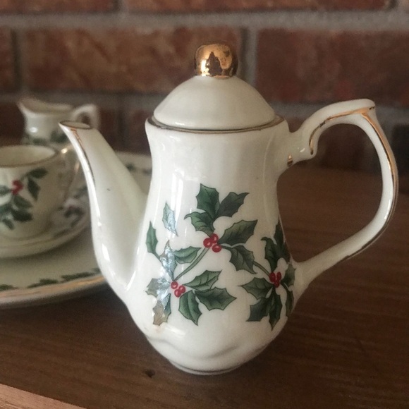 Rare Vintage Miniature Holly Berries Gold Trim Tea Set - Picture 4 of 8